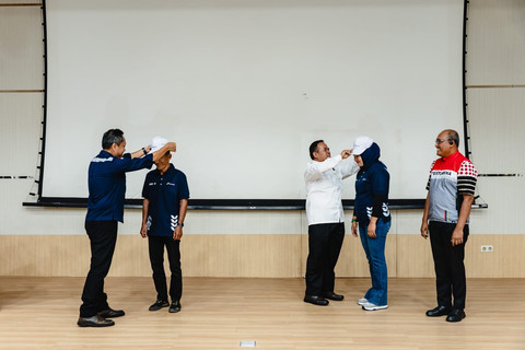Pertamina bersama Kementerian ESDM membekali 40 warga pengelola Desa Energi Berdikari mengikuti sertifikasi operator Pembangkit Listrik Tenaga Surya (PLTS) di Pusat Pengembangan Sumber Daya Manusia Ketenagalistrikan, Energi Baru, Terbarukan, dan Konservasi Energi (PPSDM KEBTKE), Kementerian ESDM, Jakarta, pada Selasa (14/10). Foto: Dok. Pertamina