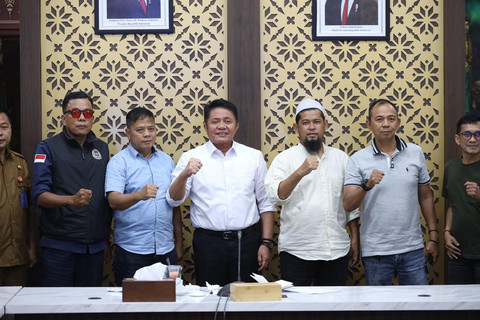 Gubernur Sumsel Herman Deru saat menerima suporter Sriwijaya FC di Griya Agung, Selasa (14/10/2025). Foto : Dok Humas Pemprov Sumsel