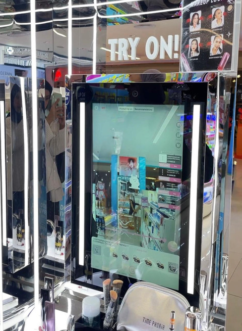 Inovasi teknologi layar Try-On di gerai Guardian Plaza Indonesia yang bisa dicoba pengunjung. Foto: kumparanWOMAN