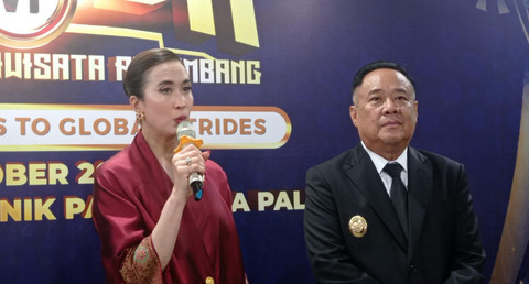Menteri Pariwisata (Menpar) Widiyanti Putri Wardhana didampingi Wakil Gubernur Sumsel Cik Ujang seusai menghadiri Wisuda Poltekpar Palembang. Foto : Abdullah Toriq/Urban Id