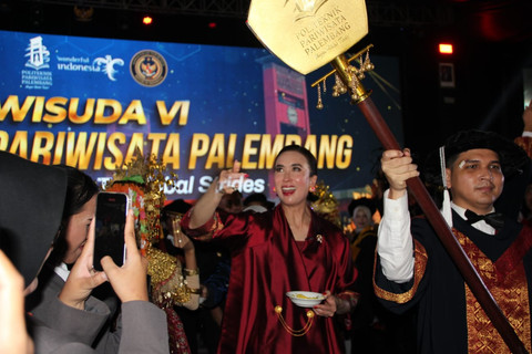 Menteri Pariwisata (Menpar) RI, Widiyanti Putri Wardhana saat menghadiri Wisuda Poltekpar Palembang. Foto : Dok. Poltekpar Palembang
