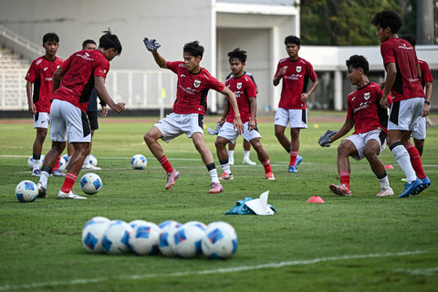 Sejumlah pesepak bola Timnas Indonesia U-17 mengikuti sesi latihan di Stadion Madya, Kompleks GBK, Senayan, Jakarta, Rabu (15/10/2025). Foto: Fauzan/ANTARA FOTO