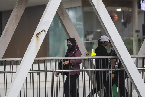 Pekerja melintasi jembatan penyebrangan orang saat jam pulang kerja di kawasan Jalan Jenderal Sudirman, Jakarta, Jumat (10/10/2025). Foto: Darryl Ramadhan/kumparan