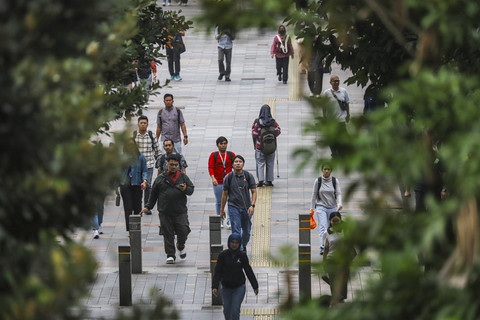 Pekerja melintasi pedestrian saat jam pulang kerja di kawasan Jalan Jenderal Sudirman, Jakarta, Jumat (10/10/2025). Foto: Darryl Ramadhan/kumparan