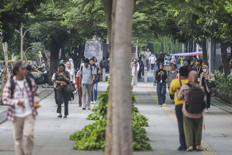 Pekerja melintasi pedestrian saat jam pulang kerja di kawasan Jalan Jenderal Sudirman, Jakarta, Jumat (10/10/2025). Foto: Darryl Ramadhan/kumparan