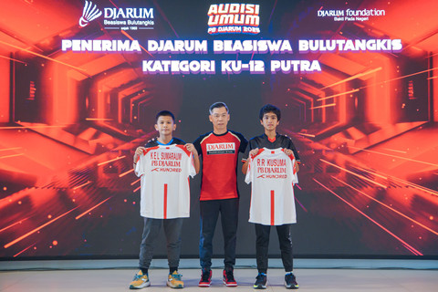 Keith Ezequiel Lincoln Sumarauw & Rafa Radithya Kusuma, pebulu tangkis muda KU 12 putra yang berhasil mendapatkan beasiswa dan bergabung PB Djarum. Foto: Dok. PB Djarum