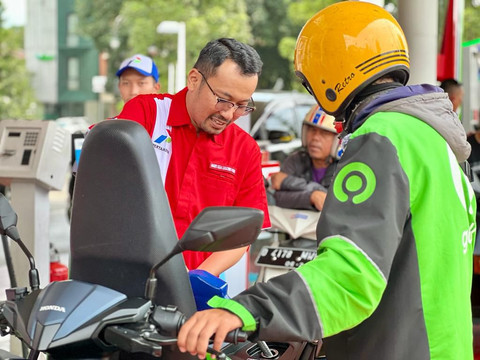 Direktur Utama Pertamina Patra Niaga, Mars Ega Legowo Putra, saat melayani pengemudi membeli Pertama Green 95. Foto: PPN 