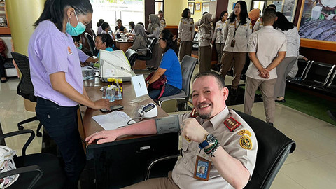Kepala Balai Karantina Hewan, Ikan, dan Tumbuhan (Sulut), Agus Mugiyanto, pada kegiatan aksi sosial cek kesehatan gratis dan donor darah dalam rangka memperingati Hari ke-148, Badan Karantina Indonesia ().
