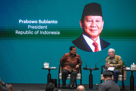Presiden Prabowo Subianto (kiri) berdialog dengan Pimpinan Forbes Media Steve Forbes (kanan) pada Forbes Global CEO Conference 2025 di  Jakarta, Rabu (15/10/2025). Foto: Muhammad Adimaja/ANTARA FOTO