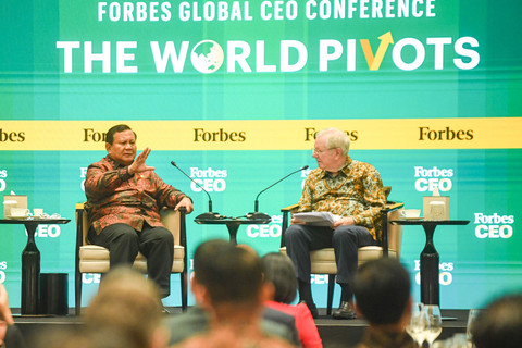 Presiden Prabowo Subianto (kiri) berdialog dengan Pimpinan Forbes Media Steve Forbes (kanan) pada Forbes Global CEO Conference 2025 di Jakarta, Rabu (15/10/2025). Foto: Muhammad Adimaja/ANTARA FOTO