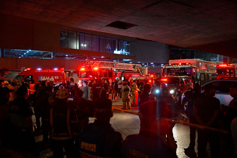 Petugas keamanan, pemadam kebakaran, dan pihak berwenang berdiri di lokasi ledakan sebuah kendaraan di luar pusat perbelanjaan di Guayaquil, Ekuador, Rabu (15/10/2025). Foto: Vicente Gaibor del Pino/REUTERS