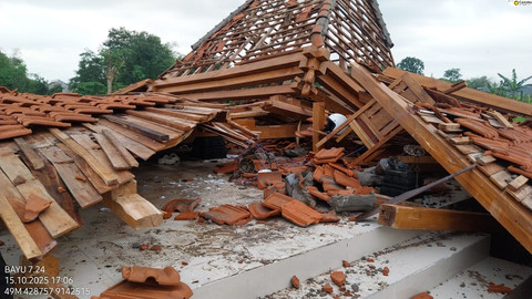 Bangunan joglo sebuah kos di Sinduadi, Kapanewon Mlati, Kabupaten Sleman roboh akibat hujan dan angin kencang, Rabu (15/10).  Foto: Dok. BPBD Sleman