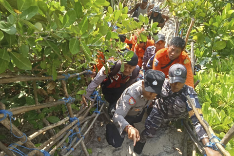 Proses evakuasi Turis Prancis Alena Andreeva Oparina (32) tewas terseret ombak saat berenang di Pantai Kelingking, Kecamatan Nusa Penida, Kabupaten Klungkung, Bali, Rabu (15/10/2025). Foto: Dok. Basarnas Bali
