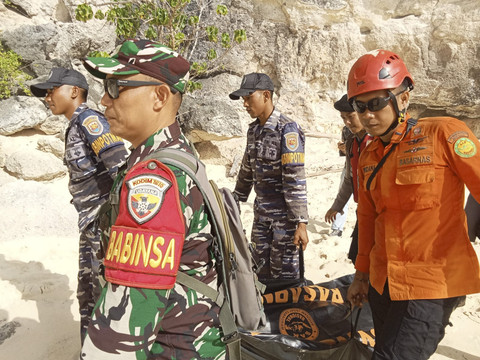 Proses evakuasi Turis Prancis Alena Andreeva Oparina (32) tewas terseret ombak saat berenang di Pantai Kelingking, Kecamatan Nusa Penida, Kabupaten Klungkung, Bali, Rabu (15/10/2025). Foto: Dok. Basarnas Bali