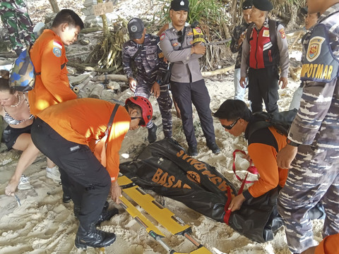 Proses evakuasi Turis Prancis Alena Andreeva Oparina (32) tewas terseret ombak saat berenang di Pantai Kelingking, Kecamatan Nusa Penida, Kabupaten Klungkung, Bali, Rabu (15/10/2025). Foto: Dok. Basarnas Bali