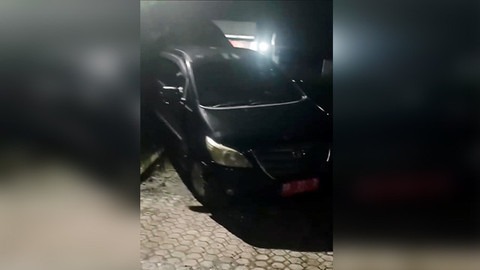 Mobil dinas yang dikendarai pria mabuk dan menabrak pohon. (foto: capture video)