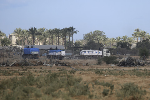 Tiga truk yang membawa bantuan untuk Gaza melintas di Deir el-Balah, wilayah tengah Jalur Gaza, Rabu (15/10/2025). Foto: Bashar Taleb/AFP