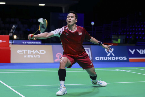 Pebulu tangkis Indonesia Jonathan Christie melawan pebulu tangkis Jepang Kenta Nishimoto pada pertandingan Denmark Open di Jyske Bank Arena, Odense, Denmark, Rabu (15/10/2025). Foto: Dok. PBSI
