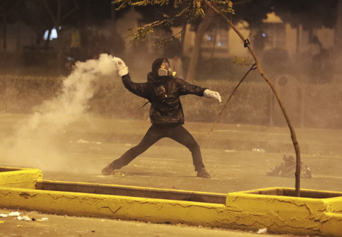 Demonstran trlibat bentrokan dengan polisi saat aksi menentang Presiden Peru sementara Peru Jose Jeri di Lima, Peru, Rabu (15/10/2025). Foto: CONNIE FRANCE CALDERON MARTEL/AFP