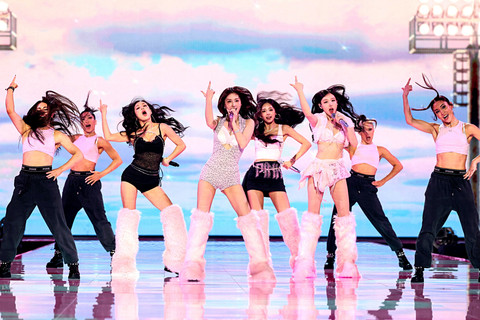 Grup idola Korea Selatan Twice tampil di Victoria's Secret Fashion Show di New York, Rabu (15/10/2025).   Foto: Brendan McDermid/REUTERS