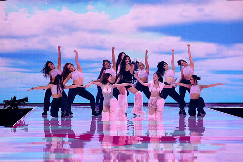 Grup idola Korea Selatan Twice tampil di Victoria's Secret Fashion Show di New York, Rabu (15/10/2025).   Foto: Angela Weiss/AFP