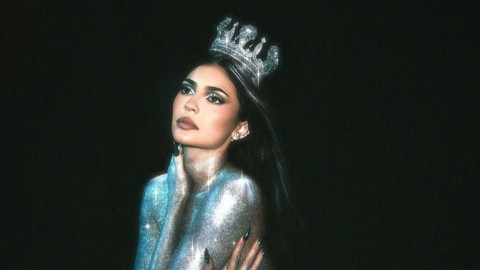 Kylie Jenner Pakai Mahkota Rinaldy Yunardi untuk King Kylie Collection. Foto: Instagram @kyliecosmetics