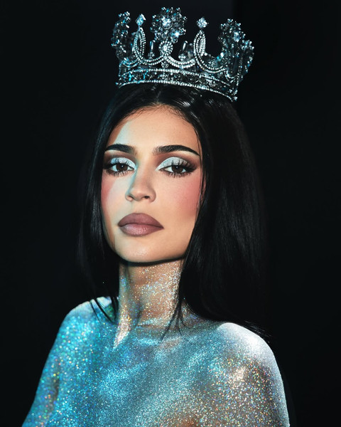 Kylie Jenner Pakai Mahkota Rinaldy Yunardi untuk King Kylie Collection. Foto: Instagram @kyliecosmetics