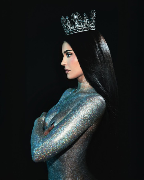 Kylie Jenner Pakai Mahkota Rinaldy Yunardi untuk King Kylie Collection. Foto: Instagram @kyliecosmetics