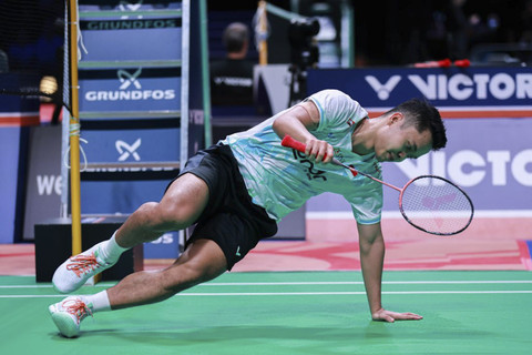 Pebulu tangkis asal Indonesia Anthony Sinisuka Ginting melawan pebulu tangkis Denmark Anders Antonsen pada pertandingan Denmark Open 2025 di Jyske Bank Arena, Odense, Denmark, Rabu (15/10/2025). Foto: Dok. PBSI