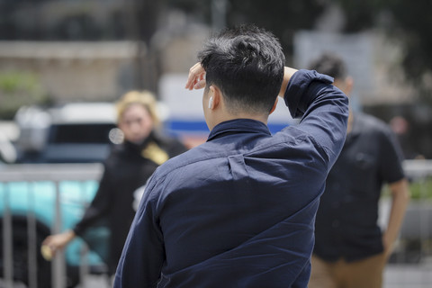 Warga menutupi kepalanya dengan tangan saat cuaca terik di kawasan Bundaran HI, Jakarta, Kamis (16/10/2025). Foto: Jamal Ramadhan/kumparan