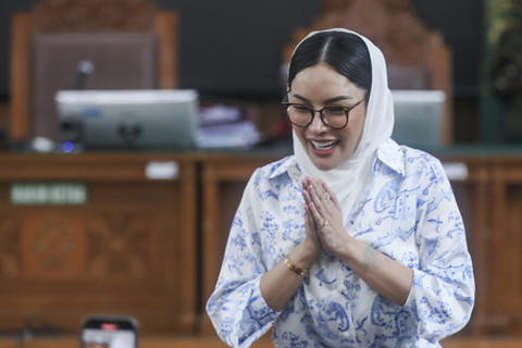 Terdakwa Nikita Mirzani tiba untuk mengikuti sidang di Pengadilan Negeri Jakarta Selatan, Jakarta, Kamis, (16/10/2025). Foto: Agus Apriyanto