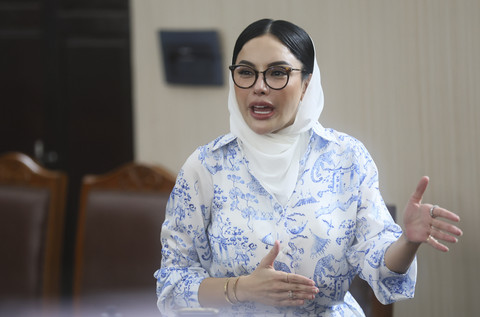 Terdakwa Nikita Mirzani tiba untuk mengikuti sidang di Pengadilan Negeri Jakarta Selatan, Jakarta, Kamis, (16/10/2025). Foto: Agus Apriyanto
