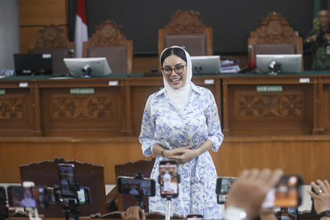 Terdakwa Nikita Mirzani tiba untuk mengikuti sidang di Pengadilan Negeri Jakarta Selatan, Jakarta, Kamis, (16/10/2025). Foto: Agus Apriyanto