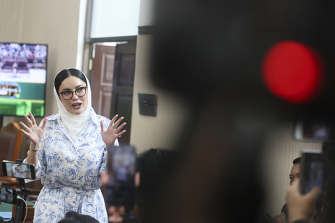 Terdakwa Nikita Mirzani tiba untuk mengikuti sidang di Pengadilan Negeri Jakarta Selatan, Jakarta, Kamis, (16/10/2025). Foto: Agus Apriyanto