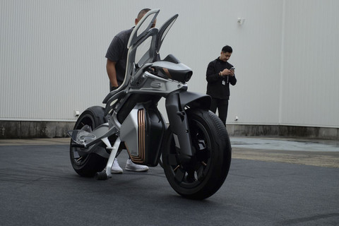 Motor konsep Yamaha Motoroid2 dengan teknologi self-balance dipajang di Yamaha Motor Headquarters Innovation Center, Shizuoka, Jepang.  Foto: Sena Pratama/kumparan