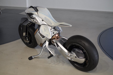 Motor konsep Yamaha Motoroid2 dengan teknologi self-balance dipajang di Yamaha Motor Headquarters Innovation Center, Shizuoka, Jepang.  Foto: Sena Pratama/kumparan