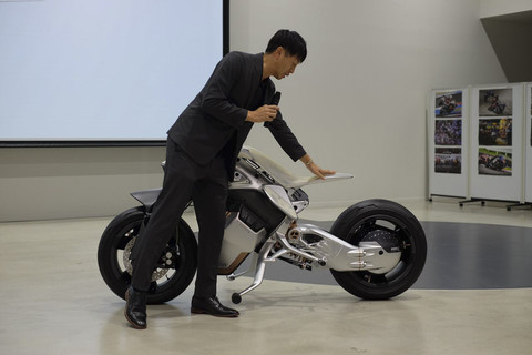 Motor konsep Yamaha Motoroid2 dengan teknologi self-balance dipajang di Yamaha Motor Headquarters Innovation Center, Shizuoka, Jepang.  Foto: Sena Pratama/kumparan