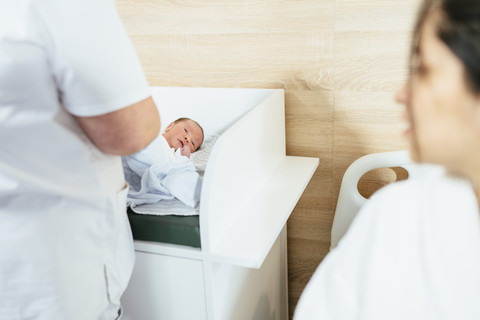 Ilustrasi bayi ditimbang nangis. Foto: Shutterstock