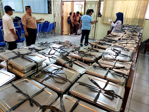 Pembagian makan bergizi gratis (MBG) di SMP Negeri 40 Jakarta.  Foto: Dok. Humas SMP Negeri 40 Jakarta