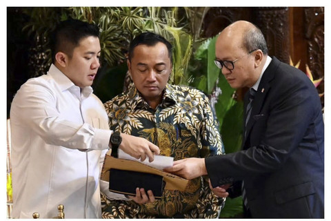 Presiden Republik Indonesia Prabowo Subianto menggelar rapat terbatas di kediaman pribadinya di Kertanegara, Jakarta Selatan, Kamis (16/10/2025). Foto: Instagram/ @sekretariat.kabinet