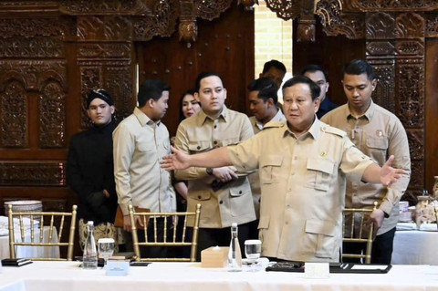Presiden Republik Indonesia Prabowo Subianto menggelar rapat terbatas di kediaman pribadinya di Kertanegara, Jakarta Selatan, Kamis (16/10/2025). Foto: Instagram/ @sekretariat.kabinet