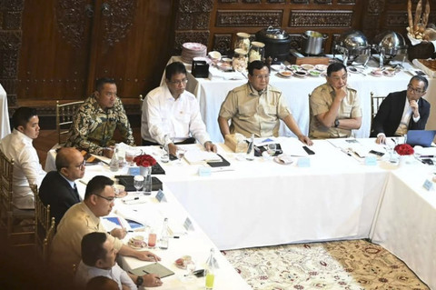 Presiden Republik Indonesia Prabowo Subianto menggelar rapat terbatas di kediaman pribadinya di Kertanegara, Jakarta Selatan, Kamis (16/10/2025). Foto: Instagram/ @sekretariat.kabinet