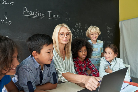 Ilustrasi guru mendampingi anak menggunakan AI. Foto: Ground Picture/Shutterstock