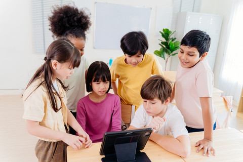 Ilustrasi penggunaan AI untuk belajar anak. Foto: Twinsterphoto/Shutterstock