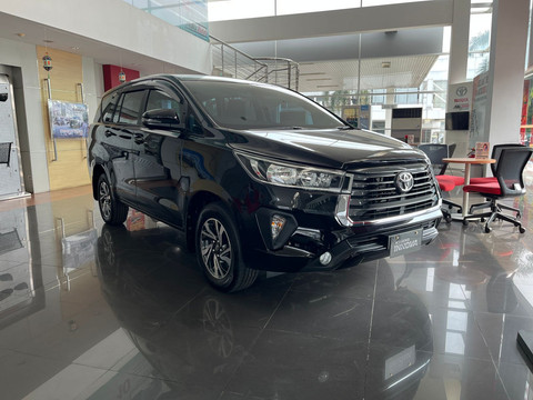 Toyota Kijang Innova Reborn keluaran 2025 di diler Toyota Auto2000 Cibinong, Rabu (15/10/2025). Foto: Syahrul Ghiffari/kumparan