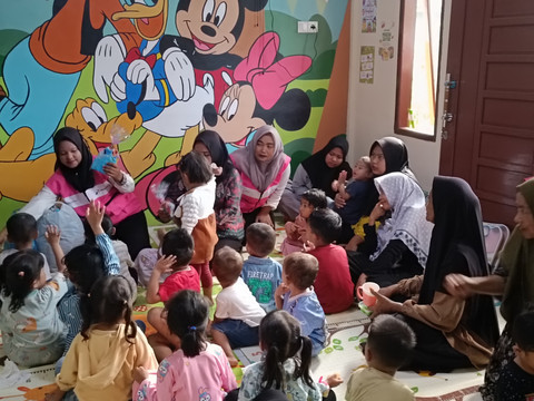 Pemberian Makan Tambahan untuk balita di Rumah Bahagia PT Pertamina EP Sanga Sanga, Samboja, Kutai Kartanegara, Kalimantan Timur, Kamis (16/10). Foto: Muhammad Fhandra/kumparan