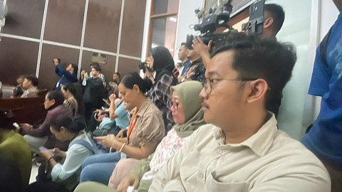 Kakak Delpedro Marhaen, Delpiero Hegelian; dan ibu Delpedro, Magda Antista, menghadiri sidang perdana praperadilan Delpedro melawan Polda Metro Jaya, di PN Jakarta Selatan, Jumat (17/10/2025). Foto: Fadhil Pramudya/kumparan