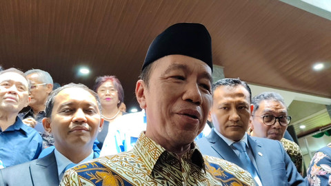 Presiden ke-7 RI Joko Widodo saat menghadiri Rapat Senat Terbuka Peringatan Dies Natalis ke-62 Fakultas Kehutanan UGM di Auditorium Fakultas Kehutanan UGM, Jumat (17/10). Foto: Arfiansyah Panji Purnandaru/kumparan