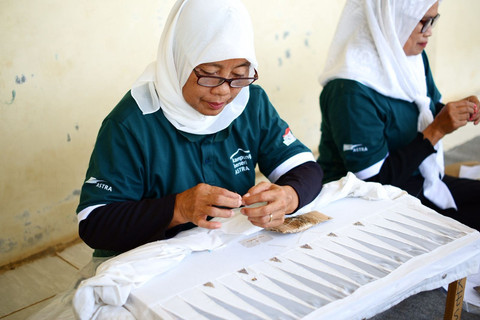 Astra melakukan pemberdayaan di Kampung Berseri Astra Negeri Katon penghasil kain tapis Lampung. Foto: Dok. Astra