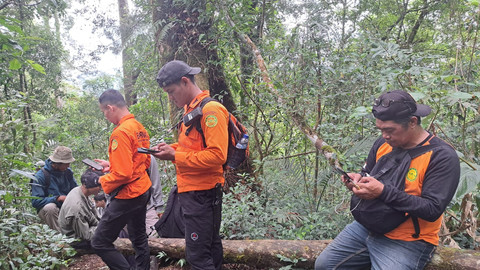 Tim SAR gabungan melakukan pencarian seorang ayah dan anak yang hilang di Gunung Bukittunggul Lembang. Foto: Basarnas Bandung